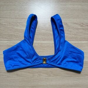 •Bikini set with front closure top and cheeky bottom in blue